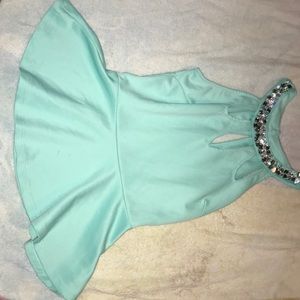 Women’s turquoise size small color shirt.